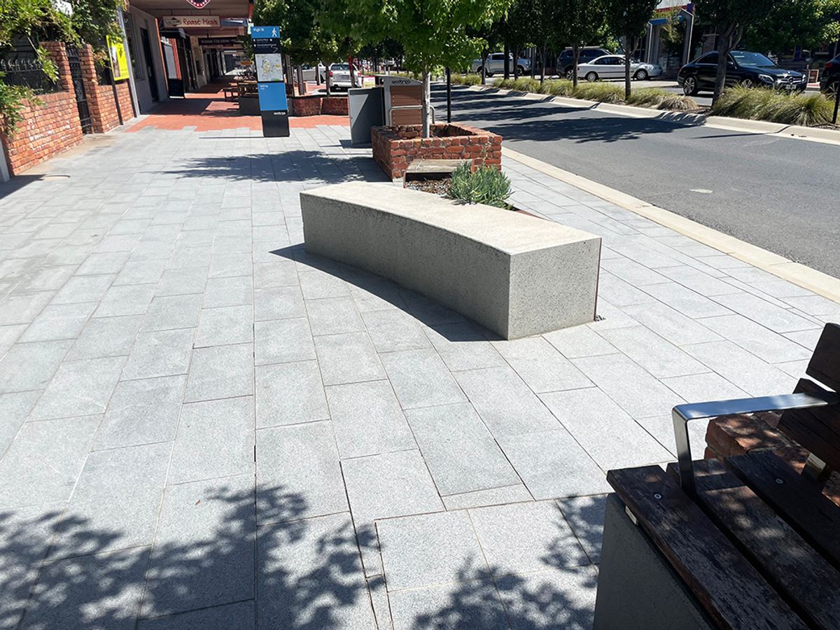 High St Curved Ledge skate spot