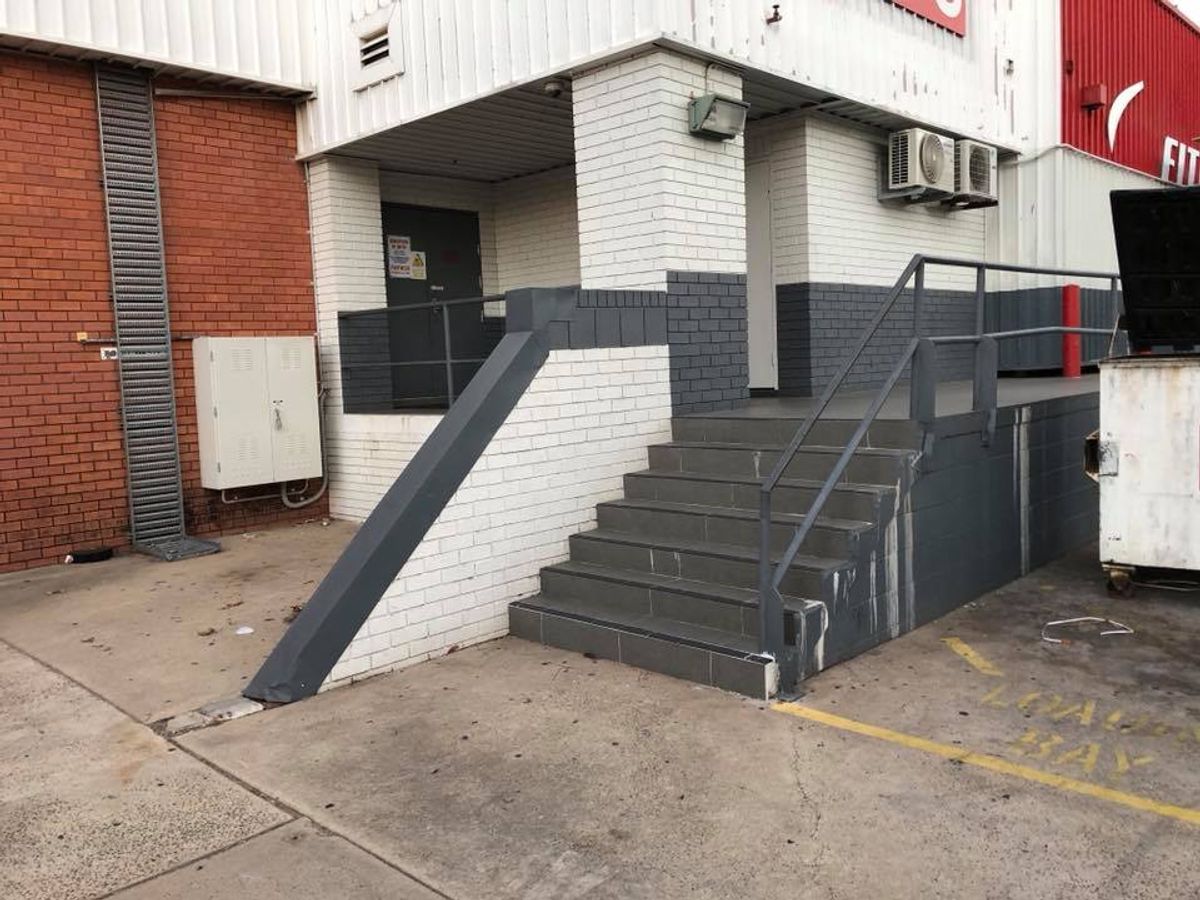 Grey Hubba skate spot